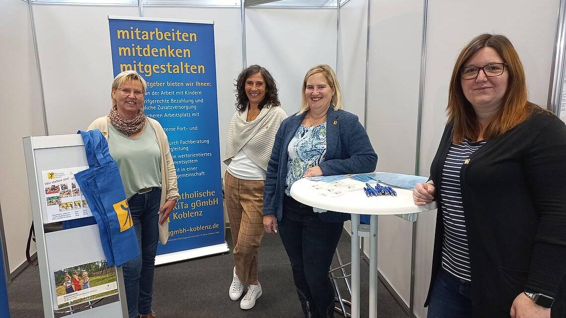 Mitarbeiterinnen der Katholischen KiTa gGmbH Koblenz am Messestand.