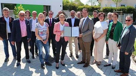 Bildungsministerin Dr. Stefanie Hubig überreicht den Bescheid an die Verantwortlichen