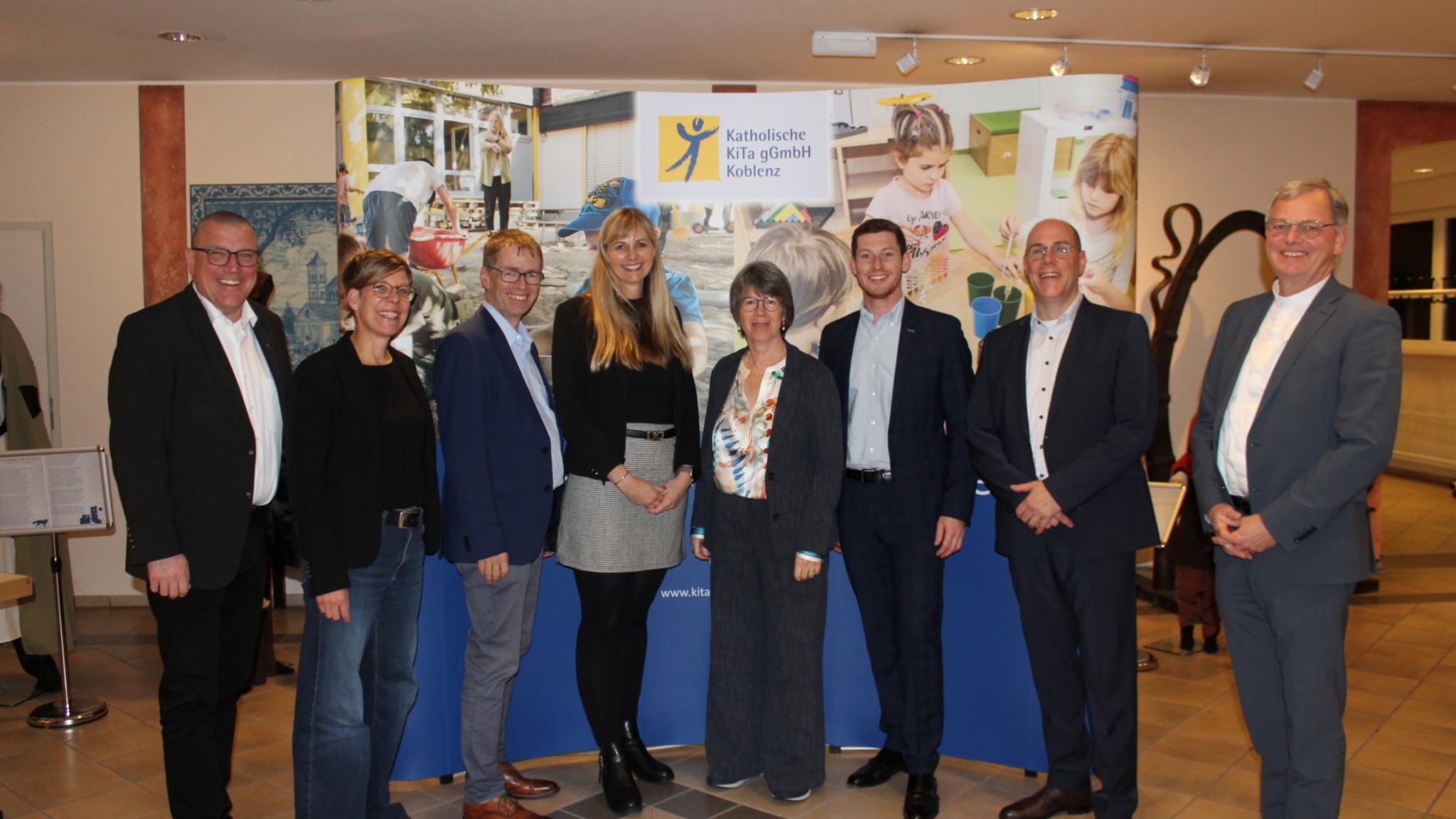 v.l.n.r.: Matthias Struth, Kerstin Knopp, Georg Binninger, Kerstin Naunheim, Angela Thelen, Tobias Schneider, Michael Schlusemann, Generalvikar Dr. Ulrich Graf von Plettenberg.