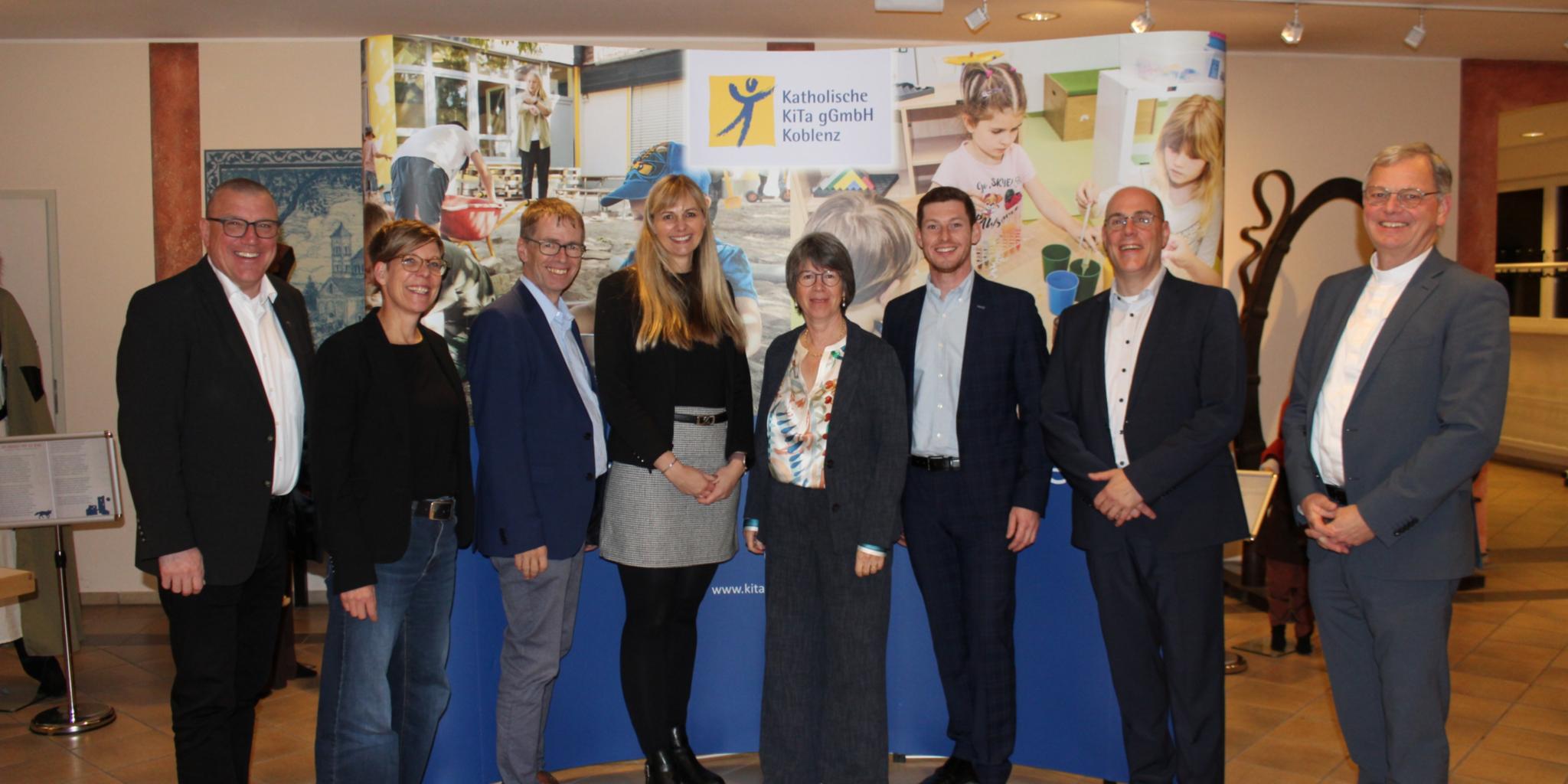 v.l.n.r.: Matthias Struth, Kerstin Knopp, Georg Binninger, Kerstin Naunheim, Angela Thelen, Tobias Schneider, Michael Schlusemann, Generalvikar Dr. Ulrich Graf von Plettenberg. (c) Katholische KiTa gGmbH Koblenz v.l.n.r.: Matthias Struth, Kerstin Knopp, Georg Binninger, Kerstin Naunheim, Angela Thelen, Tobias Schneider, Michael Schlusemann, Generalvikar Dr. Ulrich Graf von Plettenberg.