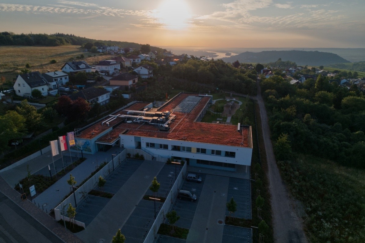 Luftaufnahme eines weißen Kita-Gebäudes