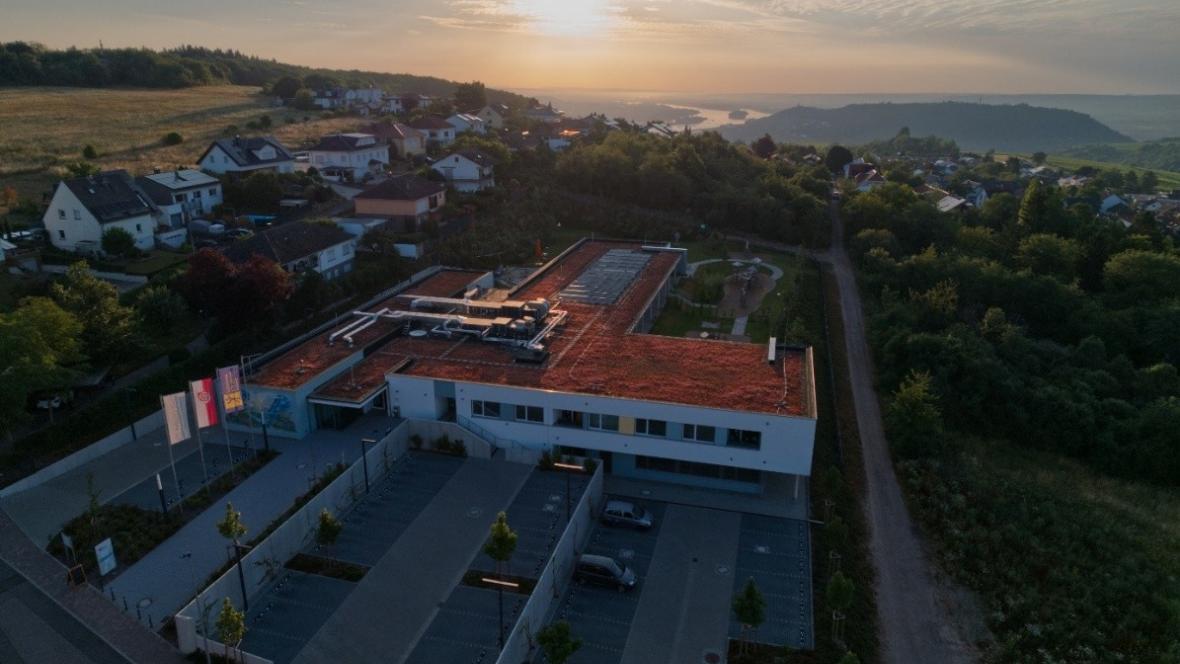 Luftaufnahme eines weißen Kita-Gebäudes