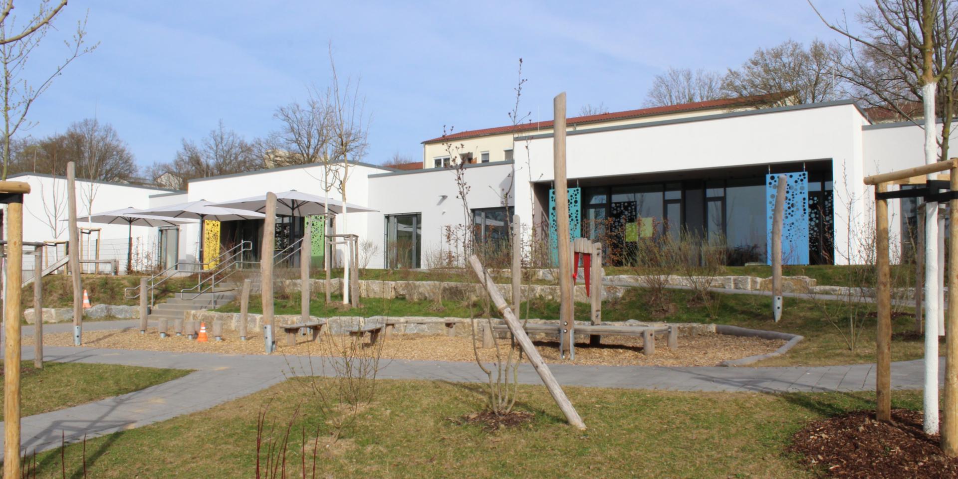 Neu gebaute Katholische Kita St. Hildegard Koblenz-Horchheimer Höhe mit Spielgerät und Bauzaun vor dem Gebäude