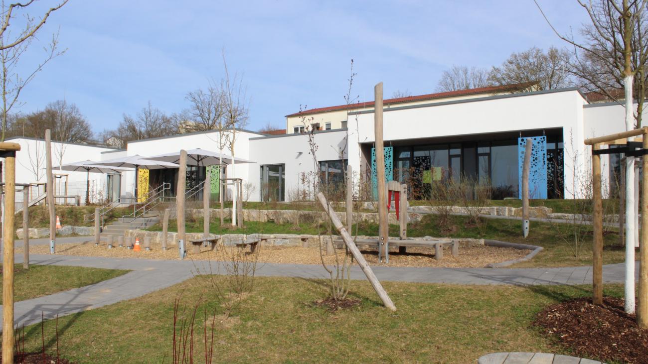 Neu gebaute Katholische Kita St. Hildegard Koblenz-Horchheimer Höhe mit Spielgerät und Bauzaun vor dem Gebäude
