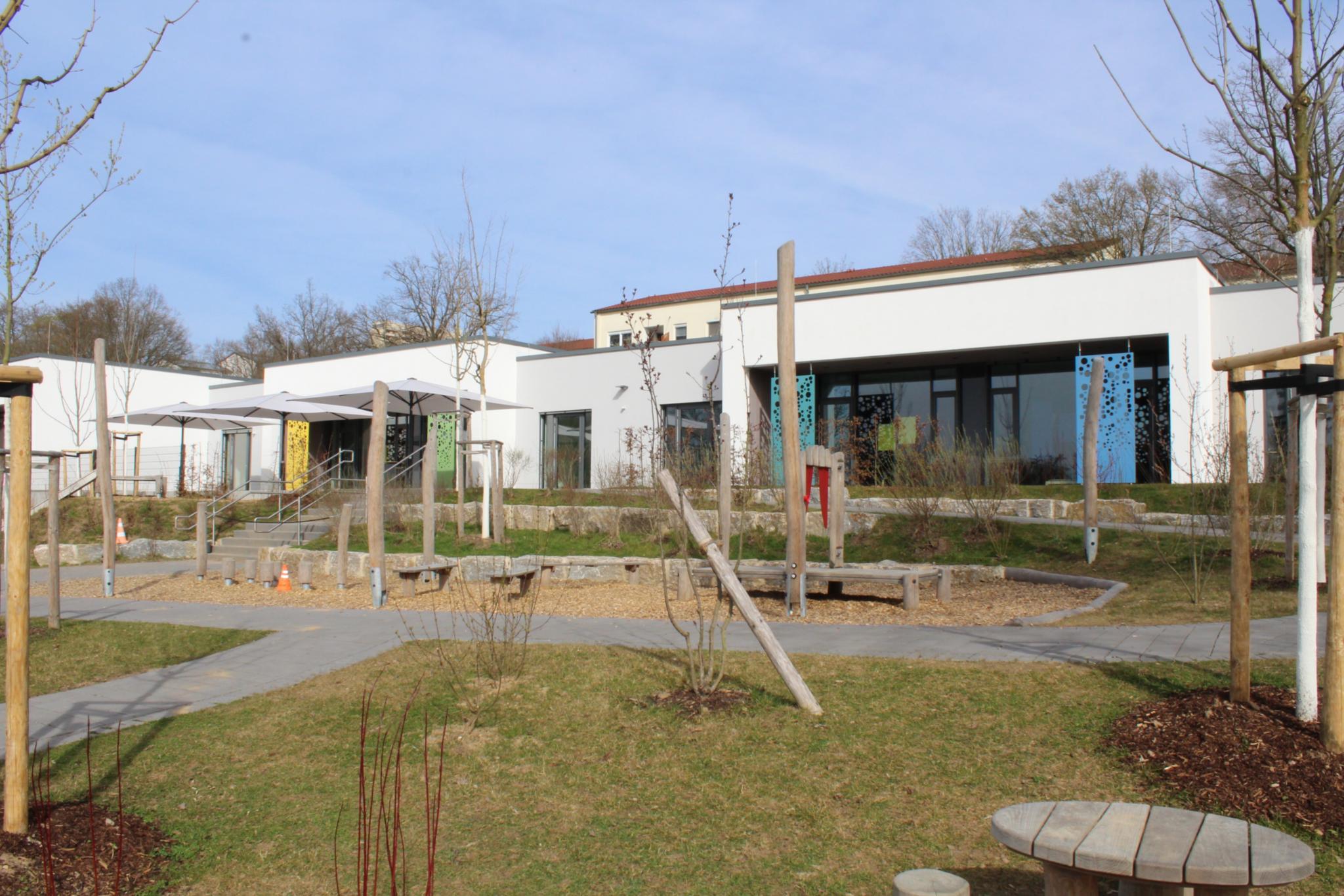 Neu gebaute Katholische Kita St. Hildegard Koblenz-Horchheimer Höhe mit Spielgerät und Bauzaun vor dem Gebäude