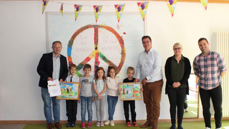 Oberbürgermeister Jan Einig (links) und Bprgermeister Peter Jung (Dritter von rechts besuchten das Kinderhaus St. Matthias in der Neuwieder Innenstadt.