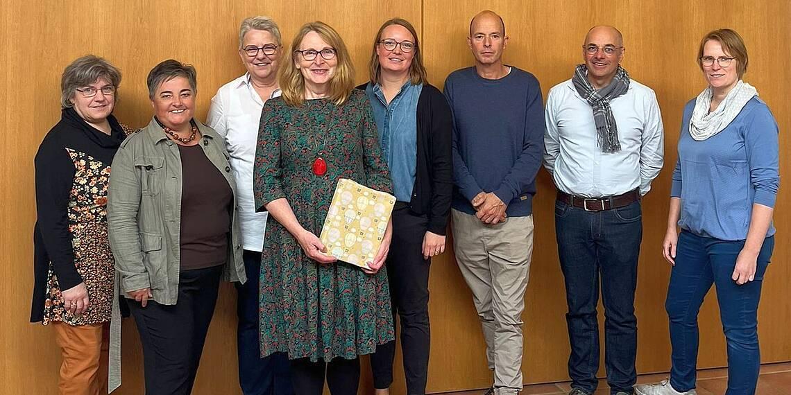 Martina Schmidt (Vierte von links) wurde in die Ruhephase der Altersteilzeit verabschiedet. (c) Kath. KiTa gGmbH Koblenz Martina Schmidt (Vierte von links) wurde in die Ruhephase der Altersteilzeit verabschiedet.
