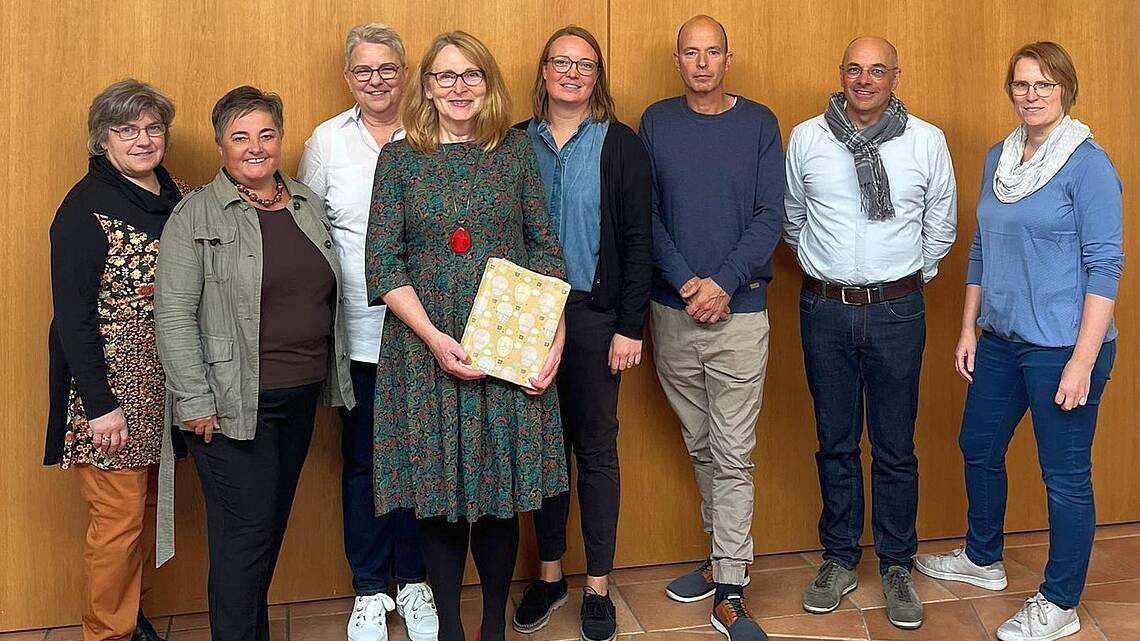 Martina Schmidt (Vierte von links) wurde in die Ruhephase der Altersteilzeit verabschiedet.