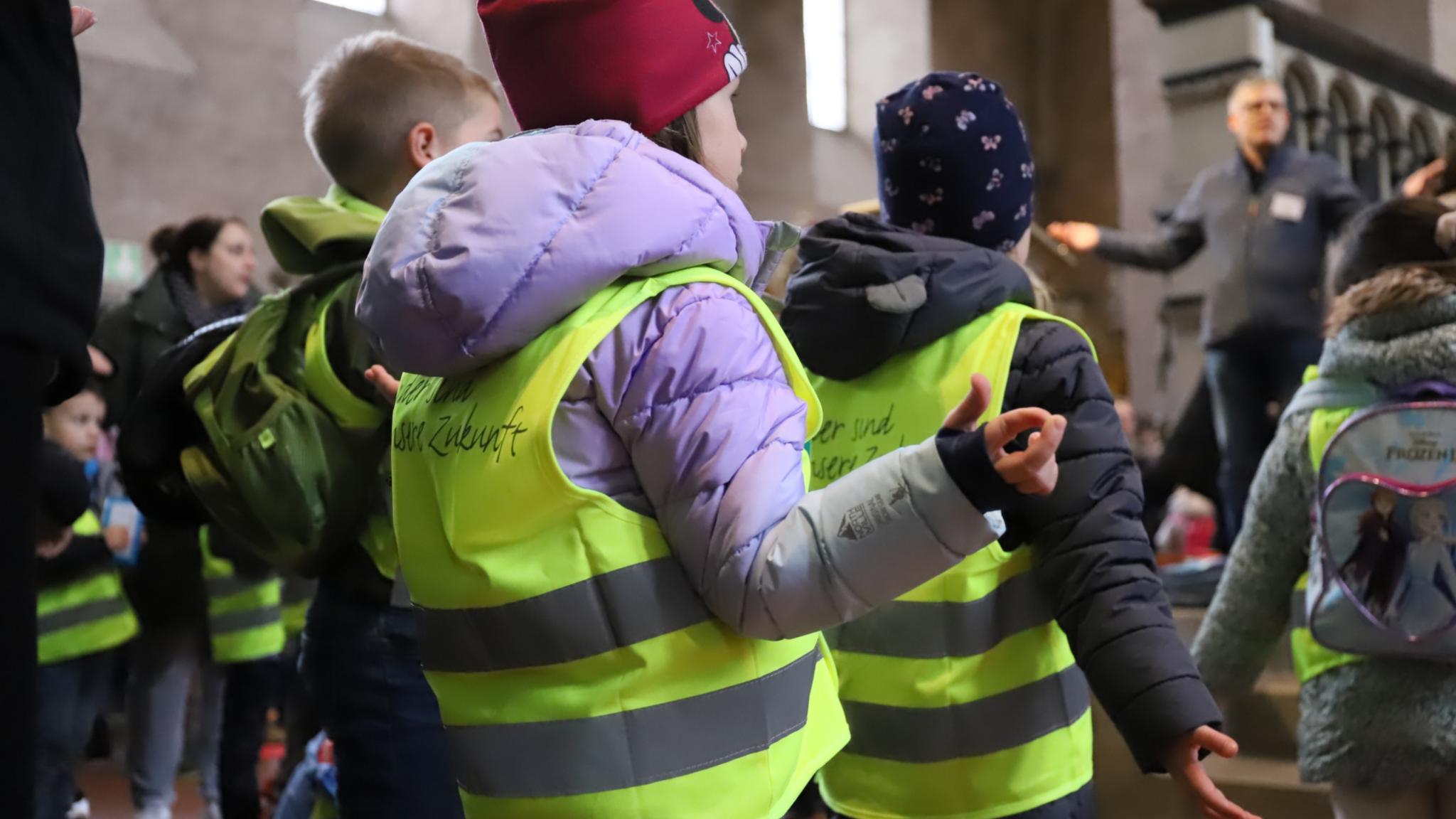 Die Kinder beten im Dom das Vaterunser